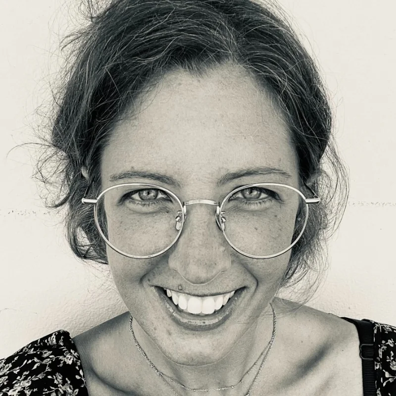 Portrait de Clémentine Doumenc, souriante, en noir et blanc